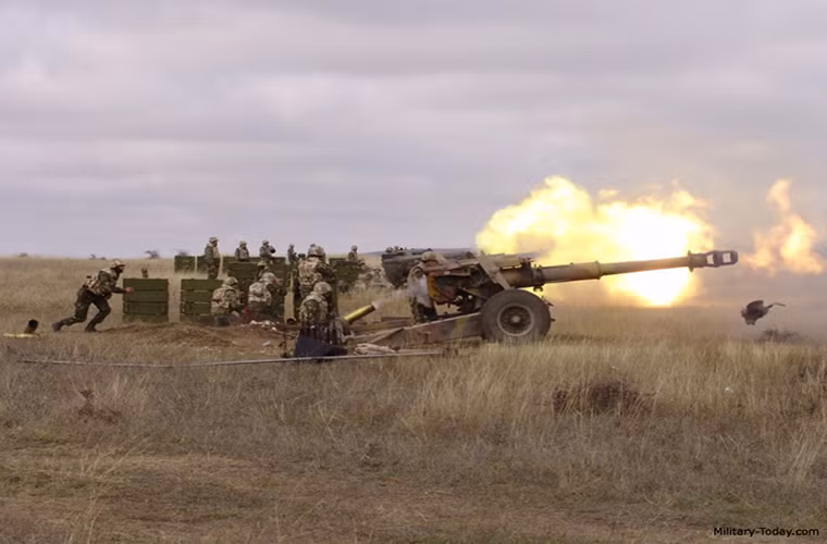 D-20 có thể bắn nhiều loại đạn pháo 152mm khác nhau do Liên Xô phát triển từ đạn phân mảnh, đạn nổ cực mạnh hoặc đạn xuyên phá. Ở một số quốc gia trong đó có Nga, để hiện đại hóa D-20 người ta còn trang bị cho mẫu pháo này các mẫu đạn pháo dẫn đường bằng laser giúp tăng độ chính xác khi bắn, tầm bắn tối đa của nó có thể đạt tới 24km.