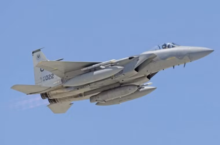 Theo tạp chí quân sự Jane’s, Không quân Mỹ đã bắt đầu thử nghiệm pod Talon HATE trên những chiếc tiêm kích F-15C của nước này. Hệ thống này hứa hẹn sẽ giúp Không quân Mỹ giải quyết vấn đề hợp đồng tác chiến giữa các phi đội chiến đấu cơ thông thường với các phi đội tiêm kích tàng hình F-22.