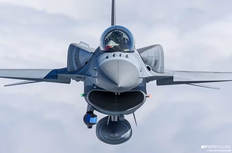 Hiện tại phi đội tiêm kích đa năng F-16 của Không quân Ba Lan tập trung chủ yếu tại hai căn cứ Krzesiny-Poznan và Lask ở miền trung nước này. Tuy nhiên nền tảng chính của Không quân Ba Lan vẫn dựa trên các dòng máy bay quân sự do Liên Xô chế tạo trước đây điển hình như MiG-29A hay Su-22M4.