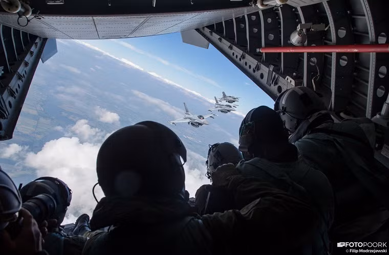 Trong ảnh là một máy bay vận tải quân sự CASA C-295M của Ba Lan chở theo các nhiếp ảnh gia tác nghiệp cho phóng sự ảnh kỷ niệm 10 năm F-16 đi vào hoạt động của nước này.