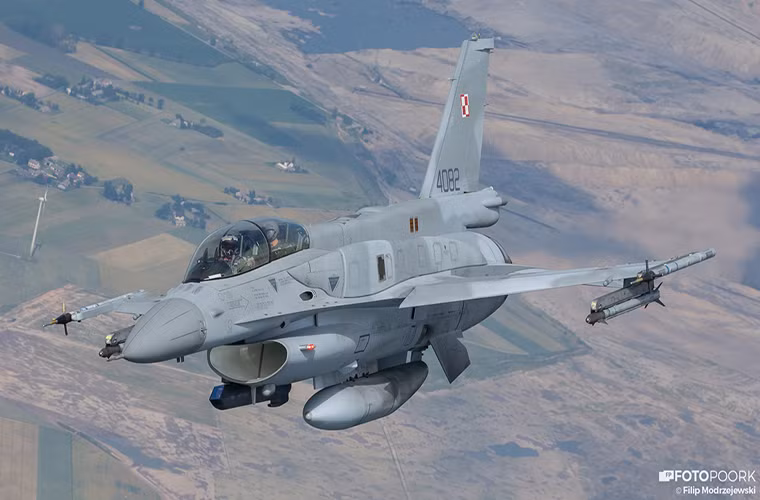 Chiếc tiêm kích đa năng F-16 đầu tiên của Ba Lan mang số hiệu 4040 được tập đoàn Lockheed Martin của Mỹ chuyển giao vào tháng 3/2006 và bốn chiếc tiếp theo là vào tháng 11 cùng năm với cả hai biến thể F-16C và F-16D.