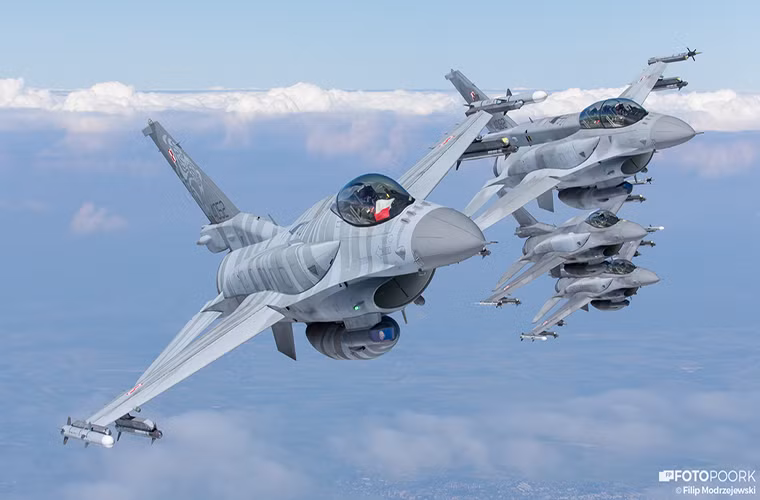 Tạp chí hàng không Aviationist vừa cho đăng tải phóng sự ảnh khá đặc biệt do Không quân Ba Lan thực hiện nhân kỷ niệm 10 năm nước này đưa vào trang bị những chiếc tiêm kích đa năng F-16C/D Block 52+. Được biết Không quân Ba Lan bắt đầu đưa vào trang bị F-16 từ năm 2006 với 48 chiếc được đặt mua.
