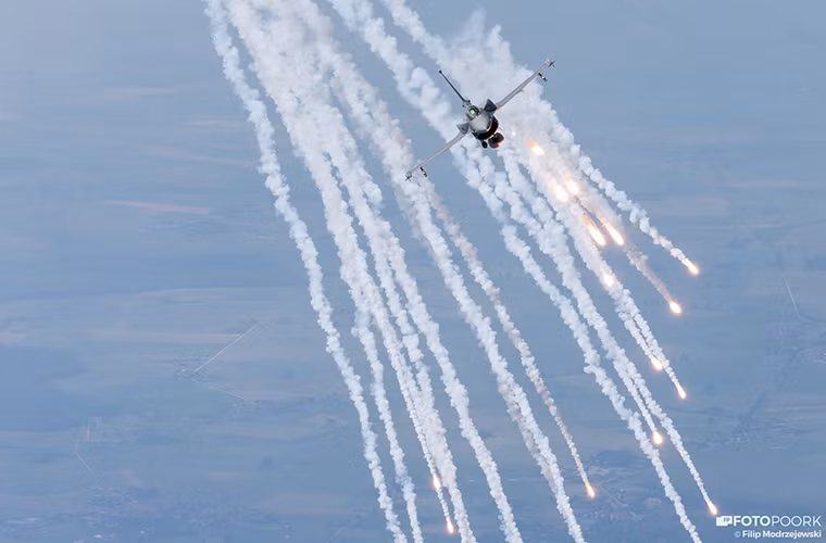 Để thực hiện phóng sự ảnh này Không quân Ba Lan đã điều động bốn chiếc F-16 với cả hai biến thể C/D.