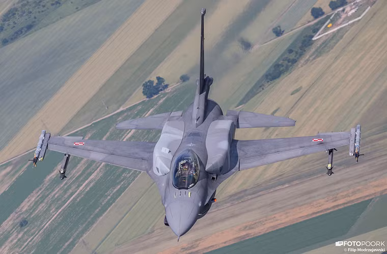 Số F-16C/D của Không quân Ba Lan hiện tại vẫn duy trì ở mức 48 chiếc cùng với đó 32 chiếc MiG-29A/UB, chỉ với chừng đó máy bay nhưng Không quân Ba Lan lại là quốc gia sở hữu lực lượng không quân mạnh nhất các nước Đông Âu. Do đó về cơ bản NATO khó có thể trông chờ Ba Lan hay một nước Đông Âu nào đó có thể cầm chân Nga nếu như xung đột xảy ra.