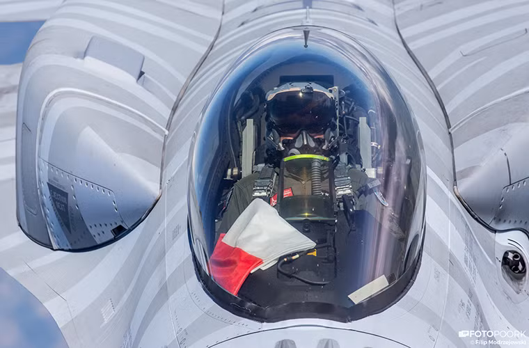 Hầu hết các phi đội máy bay chiến đấu chính của Ba Lan đều được bố trí ở phía đông nước này gần biên giới Nga, khi khối quân sự NATO mà Ba Lan là một trong những nước thành viên luôn xem Moscow là một mối đe dọa tiềm tàng. Trong ảnh là một trong những chiếc F-16 của Ba Lan trong lễ kỷ niệm 10 năm.