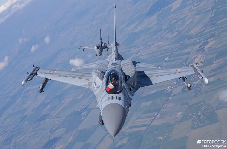 Sức mạnh của Không quân Ba Lan ngày nay đều dựa trên sự hỗ trợ của NATO, từ phi đội MiG-29 được Đông Đức chuyển giao vào 2001 với cái giá không thể rẻ hơn cho đến kế hoạch trang bị F-16 vào năm 2003.