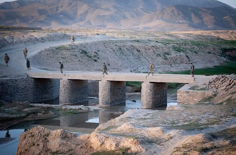 Thậm chí đây còn được gọi là “mùa chiến đấu” tại Afghanistan kéo dài từ đầu mùa xuân cho đến hết mùa hè. Phóng sự ảnh này chỉ miêu tả một phần nhỏ sự khốc liệt của Chiến tranh Afghanistan sau 15 năm.