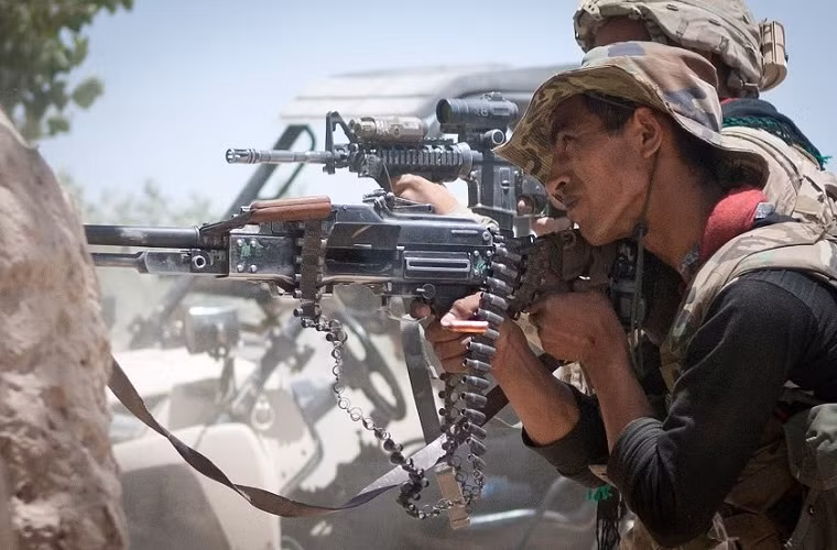 Hình ảnh các binh sĩ thuộc Quân đội quốc gia Afghanistan trong một trận đấu súng với Taliban tại tỉnh Ghazni miền Nam nước này vào tháng 6/2012. Quân đội quốc gia Afghanistan dù có quân số lên tới 183.000 quân, nhưng trên thực tế họ lại không đủ khả năng duy trì an ninh tại quốc gia của mình, một phần bởi chính tâm lý sợ Taliban trả thù đã ăn sâu vào trong tâm trí của các binh sĩ.