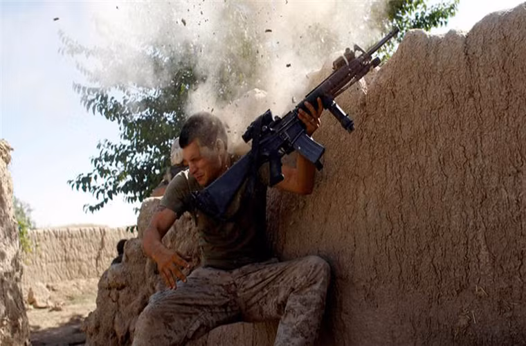 Hình ảnh một binh sĩ Mỹ trước hỏa lực tầm gần của Taliban trong một trận giao tranh tại tỉnh Helmand vào năm 2008.