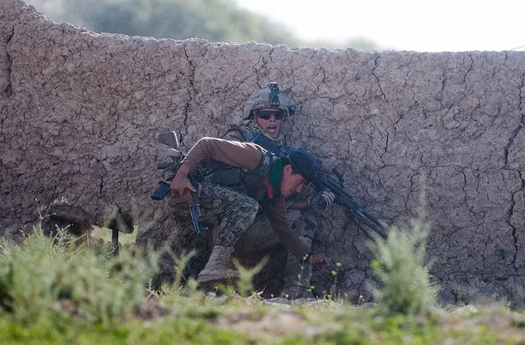 Thậm chí khi hành quân cùng với binh sĩ bản địa, các đơn vị ISAF vẫn bị Taliban phục kích, và rất khó để có thể nhận dạng đâu là các tay súng Taliban đâu là dân thường nhất là khi ở Afghanistan việc sở hữu súng đạn là điều hoàn toàn bình thường.