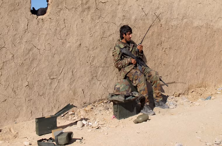 Đào ngũ, tham nhũng luôn là các vấn đề khiến Quân đội quốc gia Afghanistan bị suy yếu. Tuy nhiên trong những năm gần đây hình ảnh của Quân đội quốc gia Afghanistan cũng dần được cải thiện khi họ tự dành được một số chiến thắng quan trọng trên chiến trường trước Taliban.