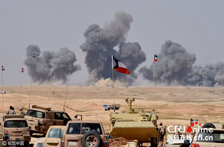 Cột khói khổng lồ được tạo ra từ lực lượng pháo binh các nước tham gia tập trận North Thunder nhìn từ trung tâm chỉ huy mặt đất của Quân đội Hoàng gia Kuwait. Nguồn ảnh: Sina