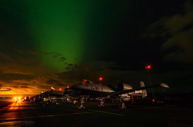 Những chiếc máy bay A-10 trên thuộc phi đội máy bay chiến đấu 303 của Không quân Mỹ có trụ sở chính tại Căn cứ không quân Whiteman thuộc bang Missouri. Việc Mỹ triển khai các máy bay chiến đấu đến các nước Baltic trong đó có Estonia không phải là điều gì mới, nhưng với những chiếc A-10 lại là một vấn đề khác khi mẫu máy bay này chỉ được sử dụng cho các nhiệm vụ tấn công mặt đất.