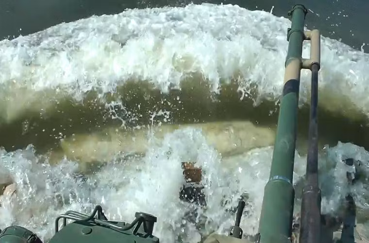 Để đảm bảo các yêu cầu dành cho VDV, trọng lượng tối đa của xe chiến đấu đổ bộ BMD-4M vẫn được giữ ở mức 15 tấn. Tất nhiên nó cũng có khả năng lội nước như các dòng BMD trước đây với tốc độ di chuyển khoảng 10km/h.