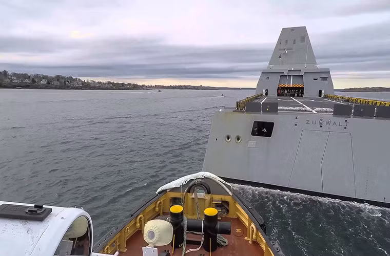Tàu khu trục USS Zumwalt cũng là tàu chiến đầu tiên thuộc lớp Zumwalt, nó có chiều dài 183m có thiết kế phần thân tàu và phần thượng tầng đặc biệt chưa từng có trong lịch sử hải quân thế giới. Các tàu lớp Zumwalt có lượng giãn nước tối đa là 14.564 tấn.