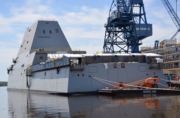Với trị giá khoảng 4,4 tỷ USD, siêu khu trục hạm USS Zumwalt sẽ thực hiện hành trình thử nghiệm dài ngày trên biển của mình vào cuối tháng này và được chỉ huy bởi Thuyền trưởng James Kirk. Dự kiến ban đầu USS Zumwalt sẽ đi vào hoạt động từ năm 2013 tuy nhiên các phát sinh trong vấn đề kỹ thuật của con tàu này đã khiến kế hoạch này bị trì hoãn gần ba năm.