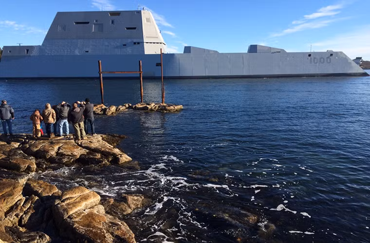 Jay Wadleigh – một trong những quan chức cao cấp của Bath Iron Works cho rằng, sự chờ đợi luôn có giá trị của nó và Hải quân Mỹ lựa chọn Bath Iron Works bởi vì họ tin tưởng rằng nhà máy sẽ hoàn thành mọi công việc trong thời gian sớm nhất có thể. Ông này cũng cho biết thêm rằng, tàu USS Zumwalt sẽ thực hiện ít nhất ba đợt thử nghiệm dài ngày trên biển.