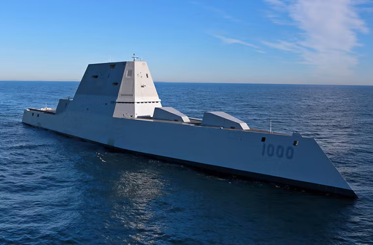 Dù có kích thước khá lớn nhưng tàu USS Zumwalt chỉ cần tới thủy thủ đoàn 142 người và hầu hết các hệ thống giúp con tàu này có thể hoạt động đều được tự động hóa ở mức tối đa. Nó được trang bị hai động cơ đẩy tuabin khí Rolls-Royce MT30 cùng hai máy phát điện công suất lớn Rolls-Royce RR4500.