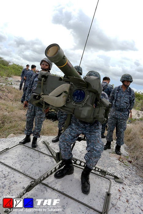 Sự phối hợp đó đã được thực hiện trong những tình huống tác chiến mô phỏng của cuộc tập trận hôm 3/6 vừa qua. Ảnh các binh sĩ Thái Lan đang sử dụng tổ hợp tên lửa tầm thấp.