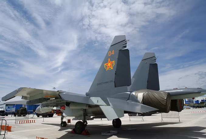 Máy bay chiến đấu Su-30SM của Không quân Kazakhstan tham gia trưng bày. Đây là một tiêm kích đa năng có khả năng cơ động cực cao (Nguồn: Itar-tass).