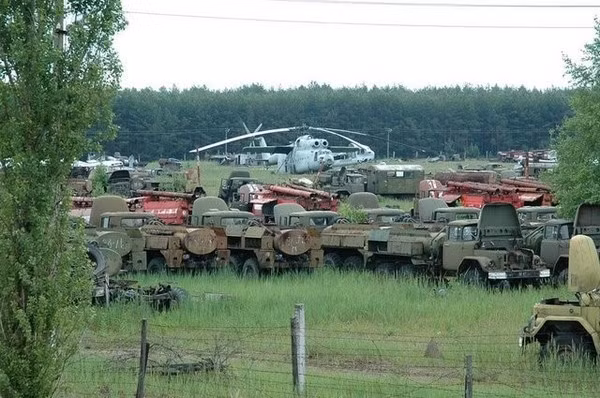 Có nhiều suy đoán cho rằng các phương tiện này đã bị đánh cắp. Thậm chí còn có nghi ngờ quân đội Ukraine đã lấy phụ tùng từ các phương tiện nhiễm xạ để sử dụng cho các khí tài quân sự tham chiến tại Donbass! Điều này càng được cùng cố khi một video chiếc xe tăng nhiễm xạ tại Donetsk xuất hiện trên mạng internet.