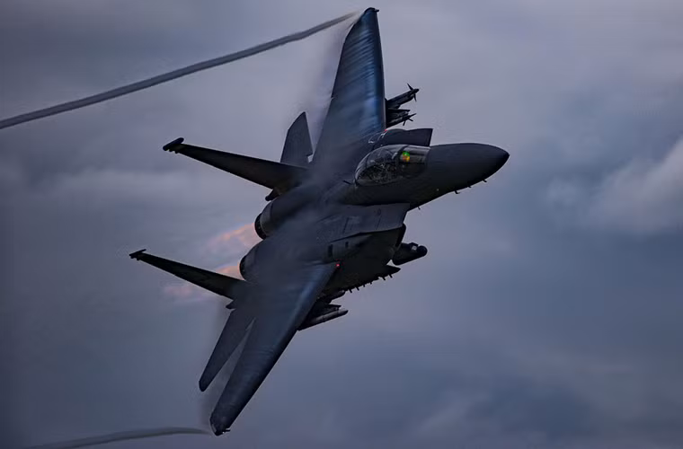 Tiêm kích F-15E Strike Eagle với màn bổ nhào trên không trước khi cắt bom trong đợt diễn tập tại căn cứ không quân Moody.