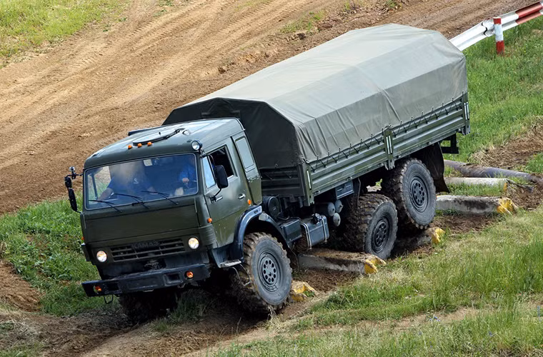 Được chế tạo ban đầu như một phương tiện quân sự thuần túy, các dòng xe tải đặc chủng Ural và Kamaz ngày nay tiếp tục đảm nhiệm nhiều chức năng khác nhau trong Quân đội Nga. Từ khung gầm cho các tổ hợp rocket phóng loạt cho đến các tổ hợp tên lửa phòng không tầm gần.