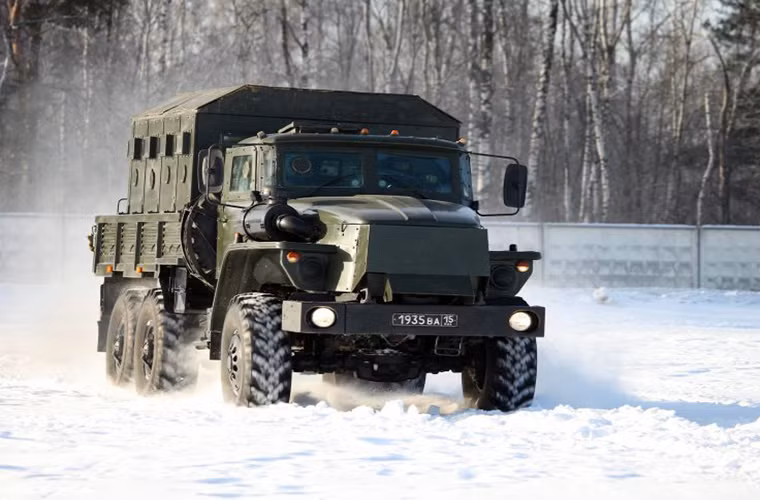 Biến thể Ural-4320 bọc thép dành cho các đơn vị đặc nhiệm của Quân đội Nga được tích hợp thêm modul bọc thép ở phía sau, toàn bộ buồng lái và động cơ đều được bọc thép.