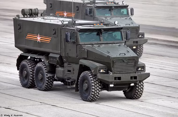 Typhoon-U cũng có trọng lượng 24 tấn tương tự như Typhoon-K, tuy nhiên phần khoang chứa quân và buồng lái trên Typhoon-U lại được nối liền với nhau thì vì tách biệt như trên Typhoon-K. Còn các đặc tính kỹ thuật khác giữa hai dòng xe MRAP này hoàn toàn tương tự như trừ hệ thống động cơ.