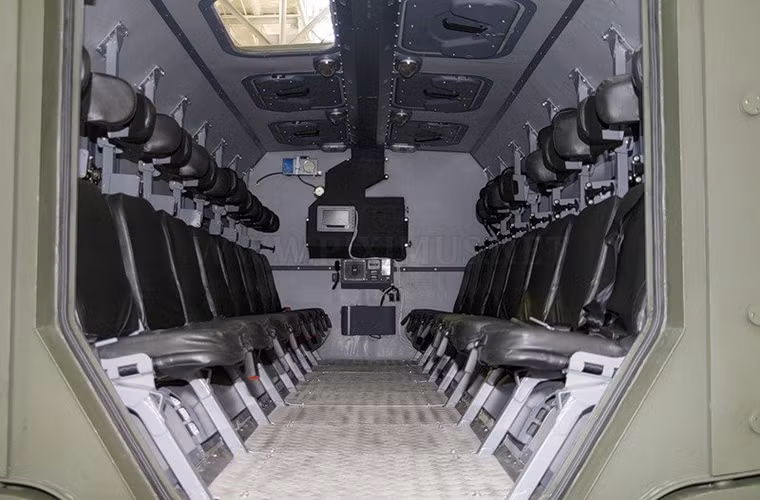 ...dù bị tấn công bởi thiết bị nổ tự tạo với 8kg TNT, Typhoon-K vẫn hoàn toàn có thể bảo vệ được nhóm binh sĩ ngồi bên trong bên cạnh đó nó có thể chịu được cả các loại đạo pháo 30mm khi bị tấn công trực tiếp.