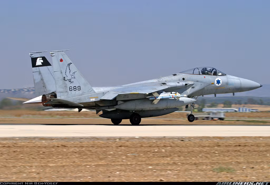 F-15A/C “Baz” (chim cắt): Máy bay tiêm kích chiếm ưu thế trên không 1 chỗ ngồi sản xuất cho Israel. Có 16 chiếc F-15A “Baz” và 17 chiếc F-15C “Baz” được sản xuất.
