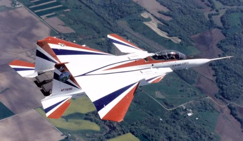  F-15 STOL/MTD (Short Takeoff and Landing/Maneuver Technology Demonstrator - Cất và Hạ cánh quãng ngắn/ Biểu diễn công nghệ Cơ động) (c/n 71-0290): Chiếc F-15B đầu tiên đã được chuyển đổi thành phiên bản thử nghiệm cất cánh và hạ cánh ngắn, biểu diễn công nghệ cơ động. Trong những năm cuối thập niên 1980, chiếc F-15B này được lắp cánh mũi cùng với vòi phụt chỉnh hướng vector hình vuông.