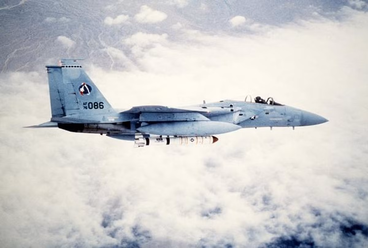  F-15A-17 (c/n 76-0086 và c/n 77-0084): 2 chiếc F-15A được nâng cấp để thử nghiệm mang vũ khí chống vệ tinh là tên lửa Ling-Temco-Vought ASM-135. Vào ngày 21 tháng 1 năm 1985, đại tá Ralph B.Filburn điều khiển chiếc F-15A-17 (c/n 76-0086) lần đầu tiên phóng thành công một tên lửa ASM-135 vào quỹ đạo.