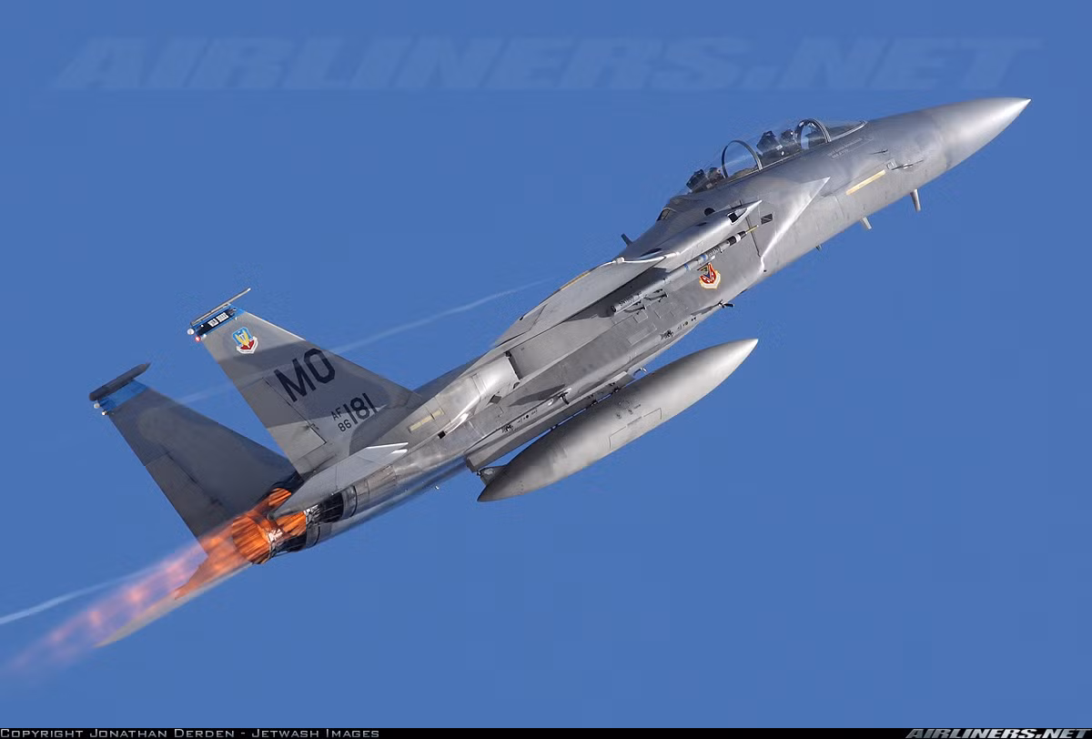 F-15D: Máy bay huấn luyện 2 chỗ ngồi với hệ thống điện tử hàng không và khả năng mang nhiên liệu tương tự F-15C. Được sản xuất từ năm 1979-1985. Để phân biệt giữa F-15D và F-15B, trên cánh đuôi đứng của F-15D có đánh số hiệu bắt đầu từ các số 78-86. 