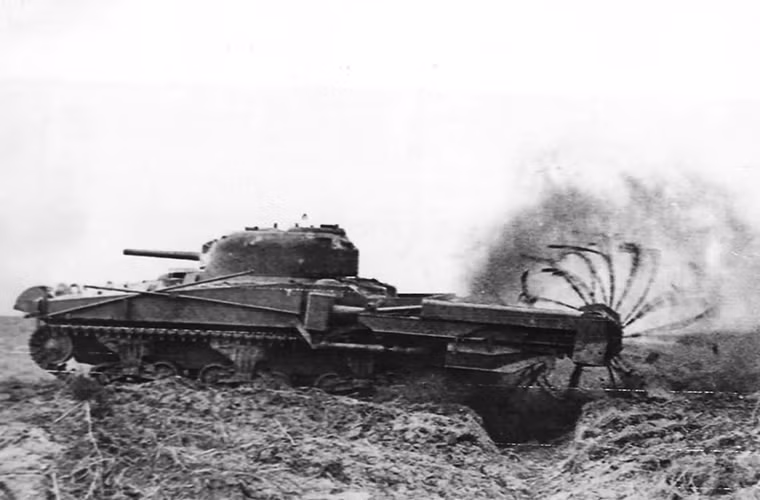 Trục xoay của càng quét mìn Crab được gắn nhiều sợi xích có chiều dài hơn 1m và khi nó xoay những sợi xích này sẽ đánh tơi đất khu vực nó đi qua đi theo đó là các loại mìn bộ binh được chôn dưới đất hoặc trực tiếp kích nổ chúng mà không gây ảnh hưởng đến xe tăng.