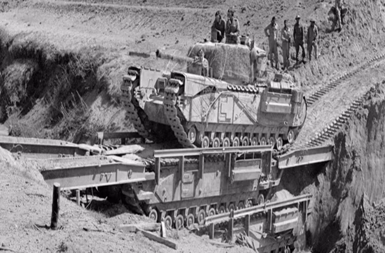 Khi phải cho xe tăng vượt qua các chướng ngại vật là vực cạn hay hố sâu ARC sẽ được triển khai và tùy theo chướng ngại vật mà số lượng ARC tham gia cũng sẽ thay đổi. Như trong hình Quân đội Hoàng gia Anh phải dùng tới hai chiếc ARC làm cầu mới có thể đưa một chiếc Churchill qua bờ bên kia.