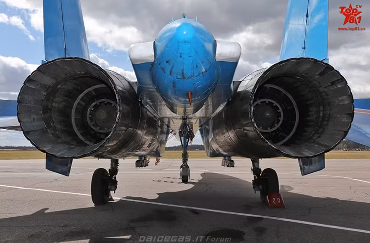 Một chiếc tiêm kích Su-27 thuộc Phi đội bay biểu diễn “Hiệp sĩ Nga” với mẫu động cơ phản lực Saturn AL-31F. Nguồn ảnh: Sina
