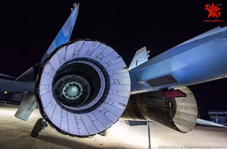 Hiện tại, các dòng tiêm kích đa năng mạnh nhất của Không quân Nga như Su-30, Su-35 đều sử dụng chung một nền tảng động cơ phản Saturn AL-31 với các biến thể AL-31FP dành cho Su-30 và AL-41F1S (117S) dành cho Su-35. Nguồn ảnh: Sina