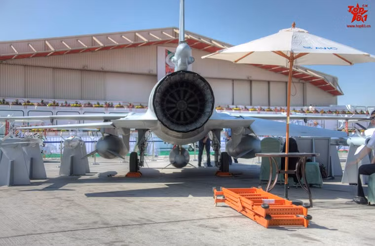 Tất nhiên Trung Quốc cũng trang bị một mẫu động cơ phản lực nội địa cho JF-17 là Guizhou WS-13 nhưng các khách hàng đặt mua dòng tiêm kích này lại yêu cầu mẫu động cơ Klimov RD-93. Nguồn ảnh: Sina