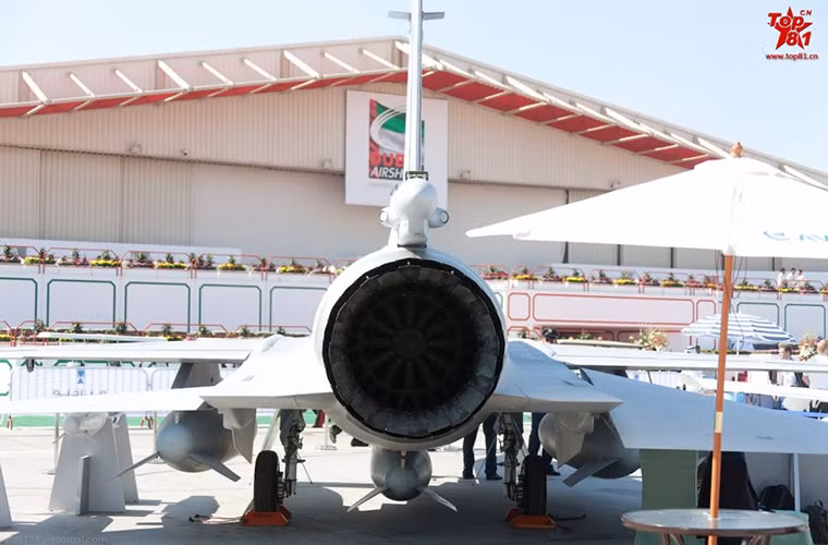 Trong ảnh là một chiếc JF-17 được Trung Quốc đưa đến triển lãm hàng không quốc tế Dubai. Nguồn ảnh: Sina