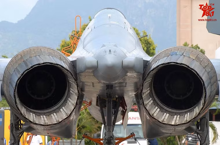Su-27 và dòng tiêm kích đa năng Su-30 đều sử dụng động cơ phản Saturn AL-31 tất nhiên là với các biến thể khác. Nguồn ảnh: Sina