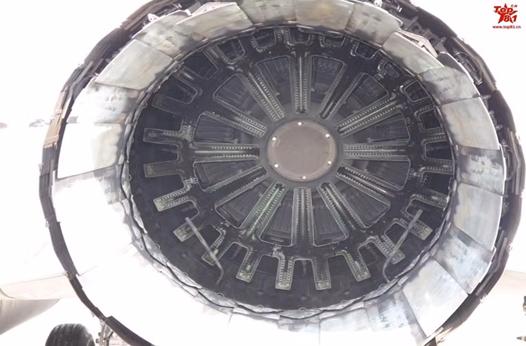 Trung Quốc cũng có một đại diện trong bộ sưu tập của Sina với những chiếc tiêm kích hạng nhẹ JF-17 Thunder, tuy nhiên nó lại sử dụng động cơ phản lực Klimov RD-93 do Nga chế tạo. Nguồn ảnh: Sina