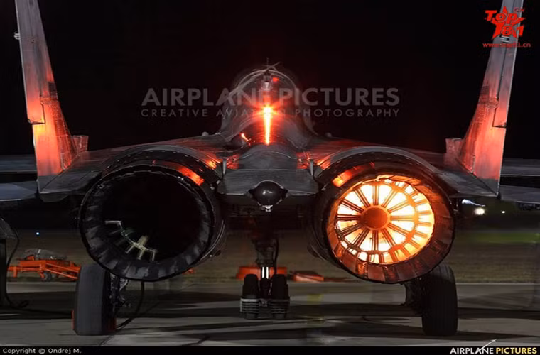 Để có thể duy trì hoạt động của những chiếc MiG-29 với phiên bản động cơ Klimov RD-33 đã lỗi thời là điều khá khó khăn đối Ba Lan nhất là nguồn cung phụ tùng từ Ukraine bị nay đã không còn. Nguồn ảnh: Sina