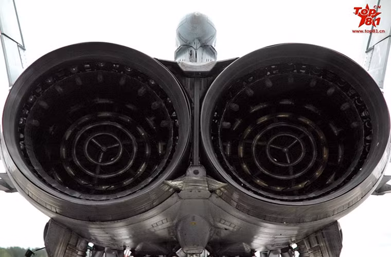 Một mẫu tiêm kích bom khác cũng sử dụng động cơ Lyulka AL-21F-3 là Su-24. Cả Su-22 và Su-24 đều là hai dòng máy bay tấn công mặt đất khá thành công của Liên Xô trước đây. Nguồn ảnh: Sina