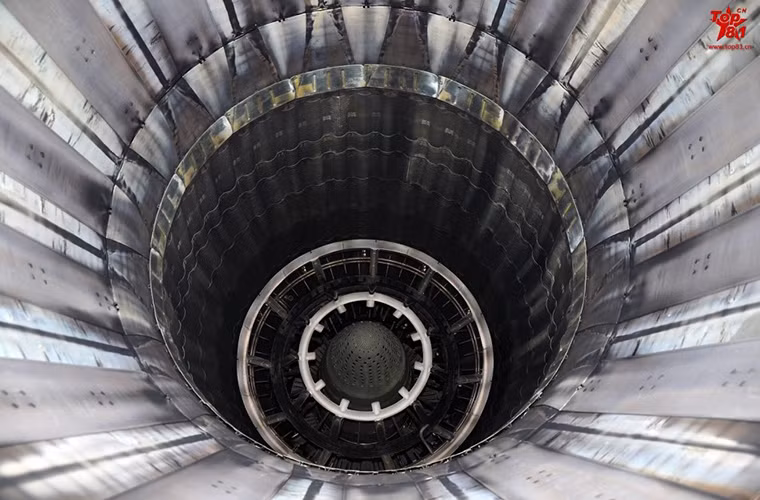 Tuy nhiên AL-41F1 chỉ là mẫu động cơ phản lực tạm thời dành cho lô Sukhoi T-50 đầu tiên của Nga. Nó sẽ bị thay thế sau năm 2020 bởi một mẫu động cơ phản lực thế hệ mới đang được Nga phát triển dành cho Sukhoi T-50. Nguồn ảnh: Sina