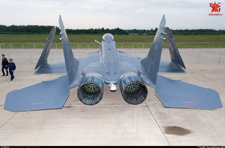 Tiêm kích trên hạm MiG-29K với mẫu động cơ RD-33MK cùng thiết kế cánh gấp đặc trưng. Nguồn ảnh: Sina