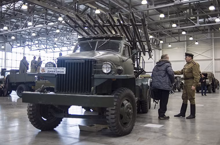 Dàn pháo phản lực phóng loạt Katyusha BM-13 cũng được trưng bày tại Motors of War. Nguồn ảnh: Sputnik News