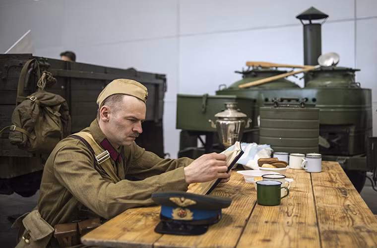 Khách tham quan Motors of War cũng có thể thử cảm giác cuộc sống hàng ngày của một binh sĩ Hồng quân trong bộ quân phục vào thời đó. Nguồn ảnh: Sputnik News