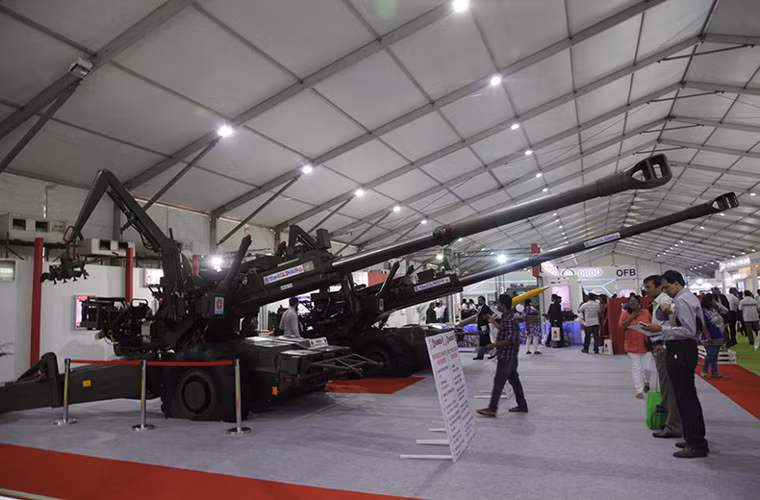 Lựu pháo Dhanush 155mm do Cơ quan nghiên cứu và phát triển quốc phòng Ấn Độ (DRDO) phát triển dựa trên mẫu pháo Haubits FH77 155mm do Hãng Bofors, Thụy Điển sản xuất.