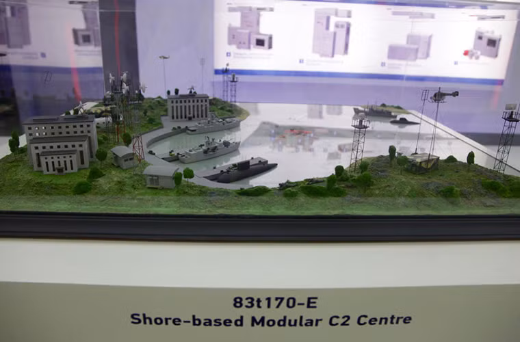 Trong những năm gần đây ngành công nghiệp quốc phòng Ấn Độ liên tục phát triển các loại vũ khí và hệ thống điện tử quân sự thế hệ mới với nhiều bước tiến đáng kể về mặt công nghệ. Trong ảnh là mô hình trung tâm kiểm soát, chỉ huy (C2) kiểu module đặt ở ven biển 83t170-E.